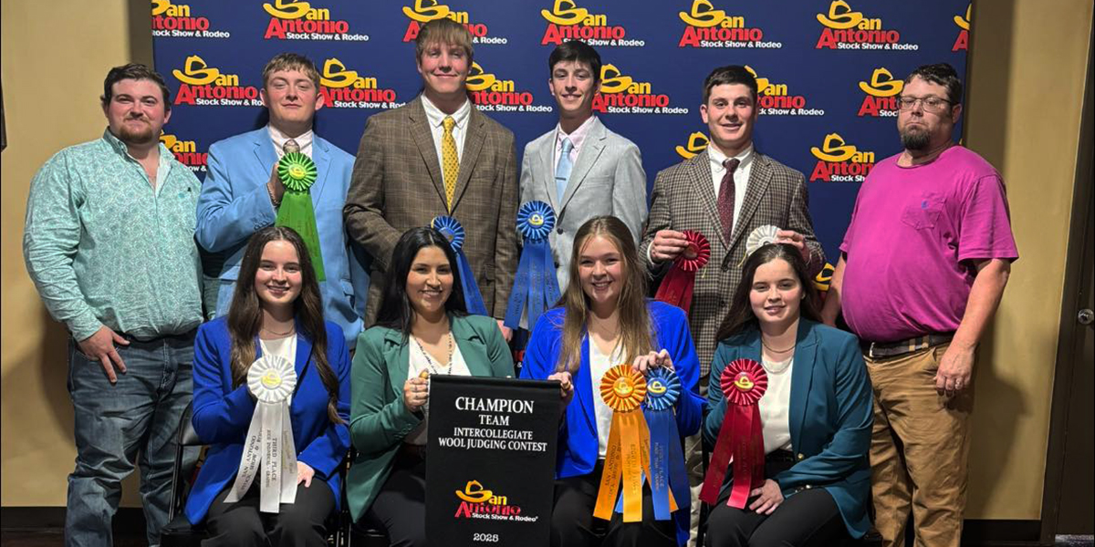 Angelo State 2025 Wool Judging Team group photo with San Antonio Stock Show Contest prizes