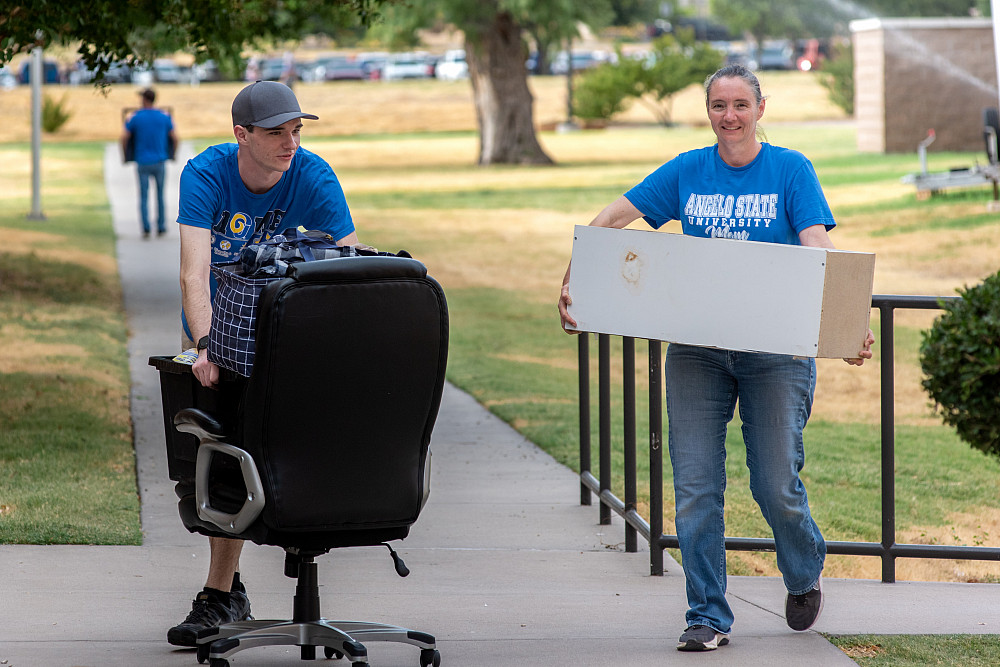 Rambunctious 3174 Students moving into the dorms