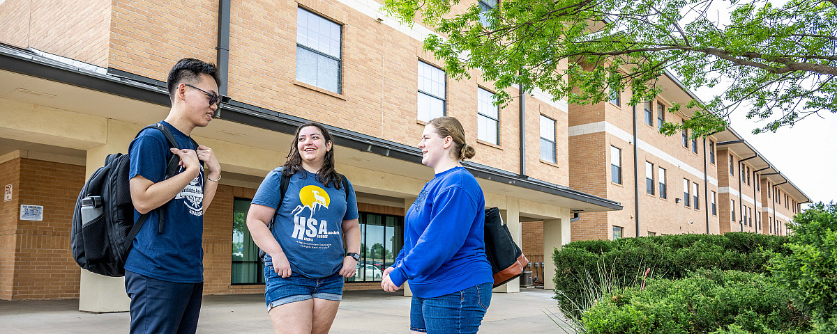Three ASU Honors students talking to each other.